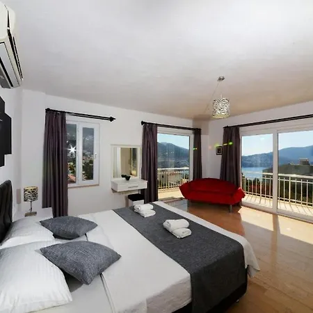 Leyla - Bright And Spacious