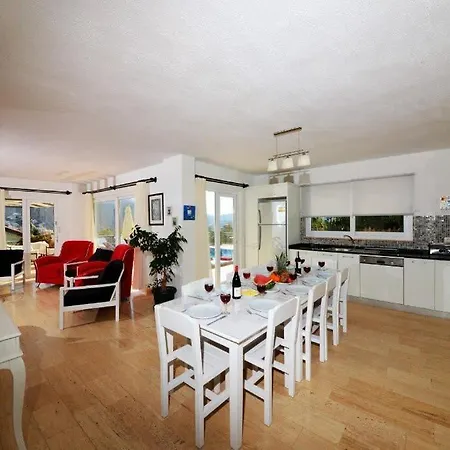 Leyla - Bright And Spacious